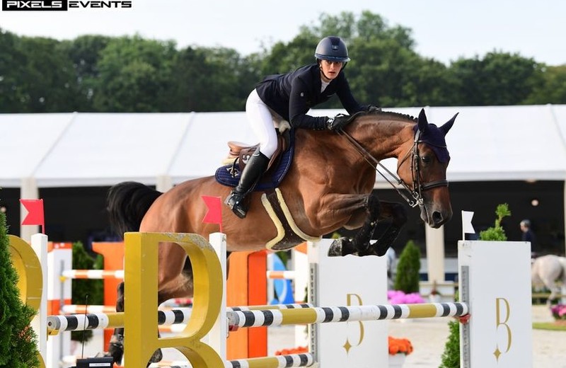 Legende: De Elite Springen-merrie EGERIE DU VAL DU GEER (Toulon x Kashmir van Schuttershof), onder het zadel van Camille Condé-Ferreira (FB – Haras de Clarbec)