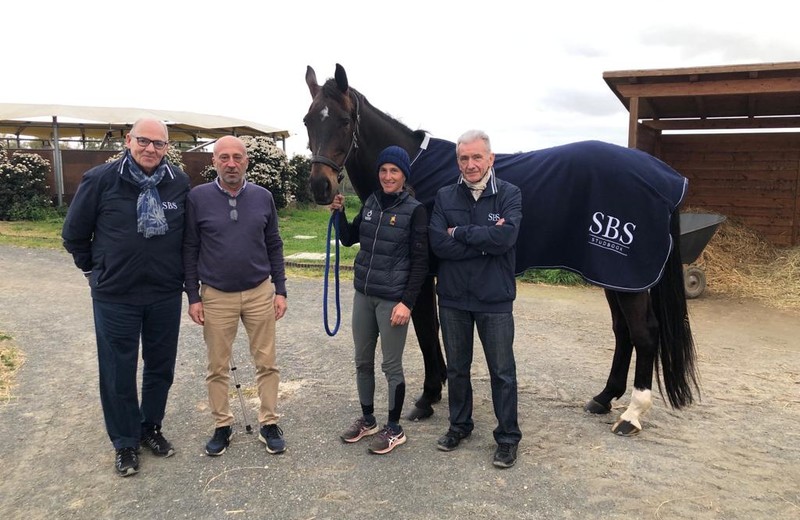 Tijdens de hengstenkeuring in maart 2023 bezocht een delegatie van het Studbook SBS Evelina Bertoli en FIDJY DES MELEZES in Rome. V.l.n.r. Jacques Fraselle, vice-voorzitter SBS, dierenarts Pier Avezzù, onze SBS-consultant in Italië, Evelina Bertoli en Claude Henry, SBS-jurylid.