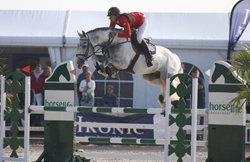 FIDELGO DU HOUSSOIT (Button Sitte/Ksar-Sitte – fokker: Horse of Belgium te B-7904 Pipaix), SBS geboren en gekeurd, gereden door Virginie Thonon