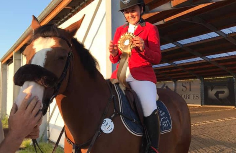 8 jaar jong is GAÏA DU PONT-RIHEN onder het zadel van Amélie Rigo en beiden zijn ze goed voor twee zeges op CSI1* Bonheiden in de proef over 1m20. (Elevage de Longchamps)