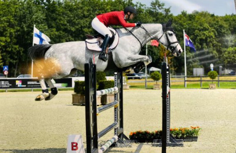 Foto: HAPPY MELODY DE LA DEFLIERE onder het zadel van Pascale Haep (DR)