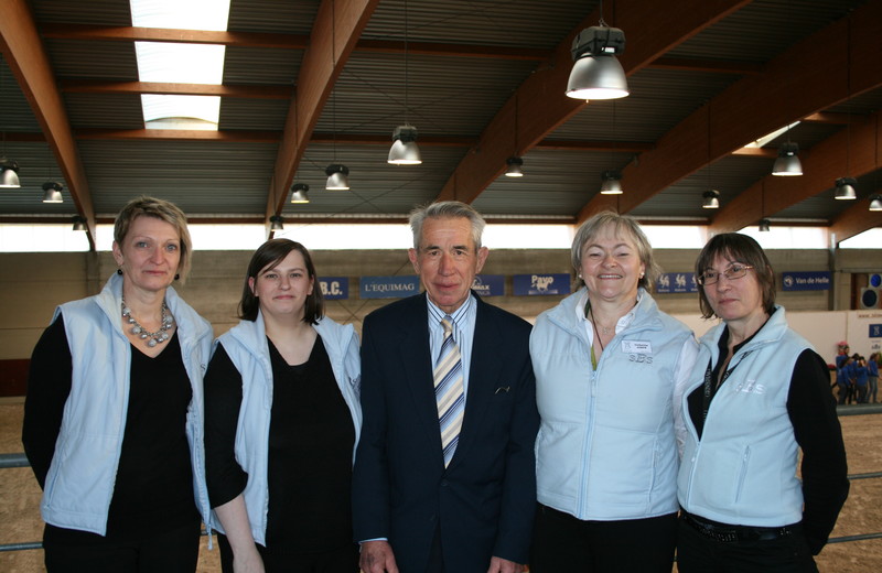 Maurice Depraetere omringd door de secretaresses van het SBS op de hengstenkeuring in 2014.