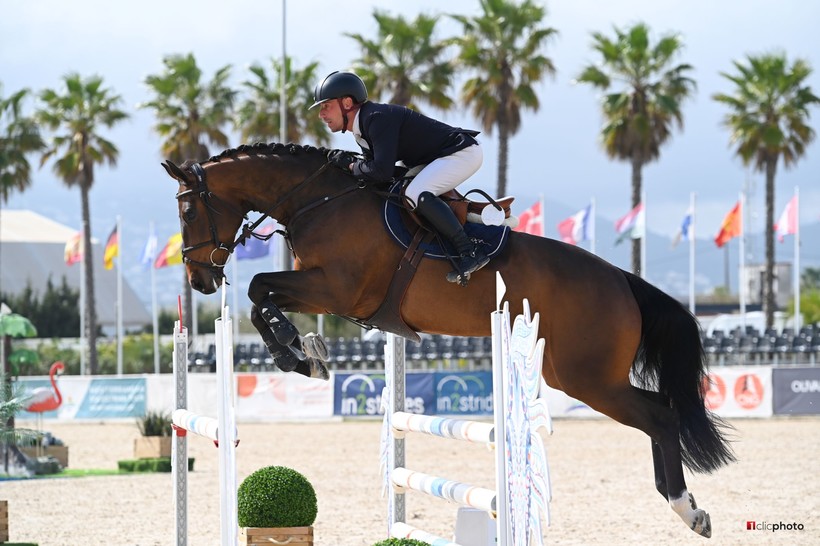 Kastafiore D.B. (Casallco x Diamant de Semilly) bevestigt bij de 6 jarigen op de MET in Oliva (ESP). Zijn fokster Nicole Bouillart vertrouwde het paard toe aan Thierry Goffinet (fofo: 1clicphoto)