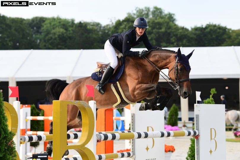 Legende: De Elite Springen-merrie EGERIE DU VAL DU GEER (Toulon x Kashmir van Schuttershof), onder het zadel van Camille Condé-Ferreira (FB – Haras de Clarbec)