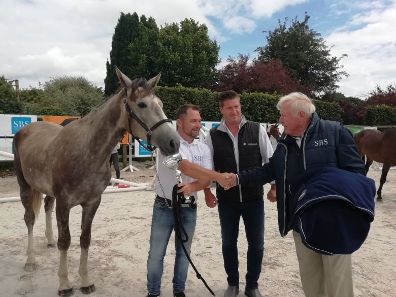 Bij de 3- jarigen, zegevierde de SBS Aanbevolen Springen (R.O.) MIAMI DU HAUT DU ROY (Hortaxe du Seigneur x Natif de Virton), gefokt door Christophe Mayerus te 6720 Hachy (CR)