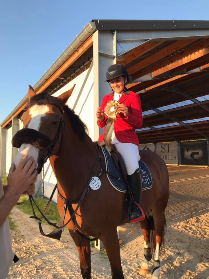 8 jaar jong is GAÏA DU PONT-RIHEN onder het zadel van Amélie Rigo en beiden zijn ze goed voor twee zeges op CSI1* Bonheiden in de proef over 1m20. (Elevage de Longchamps)