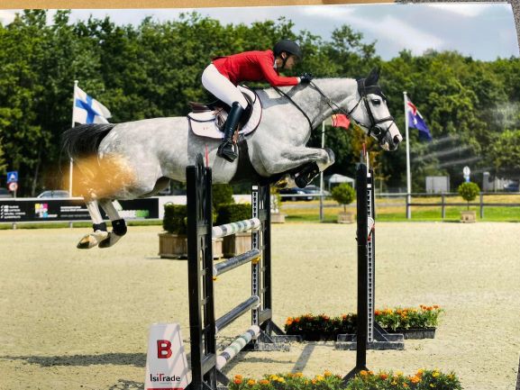 Foto: HAPPY MELODY DE LA DEFLIERE onder het zadel van Pascale Haep (DR)