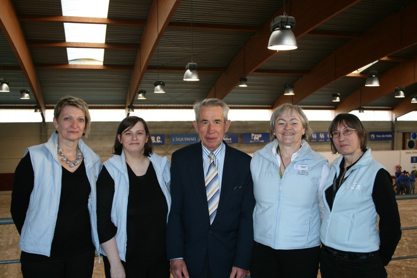 Maurice Depraetere omringd door de secretaresses van het SBS op de hengstenkeuring in 2014.