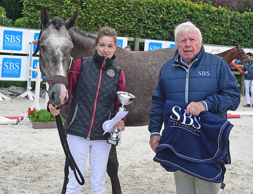 De onomstreden winnaar bij de 2-jarigen is NEPAL HM DU MENIL (Aganix du Seigneur x Cayado), voorgesteld door Marie Habran (Nathalie Geerlandt)