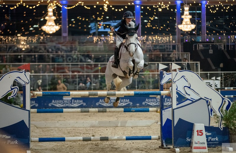 HOLA DE BAUDIGNIES E.O. (Emerald van't Ruytershof x Ugano Sitte), onder de zadel van Charline Vanderlinden, maakt deel uit van de lijst kersverse merries met label 'Elite Springen' (foto: Estelle Beeckmans)
