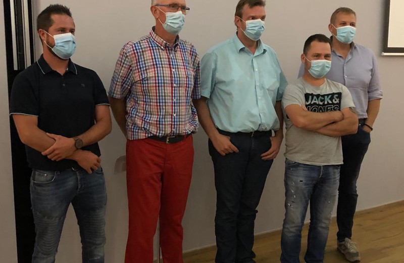 De nieuwe verkozen beheerders. Van links naar rechts: Ludovic HAMMER, Francis CARLENS, Jan STERKX, Christophe MAYERUS en Benoît DEVILLERS. Annick LANGENSCHEID ontbreekt op de foto.