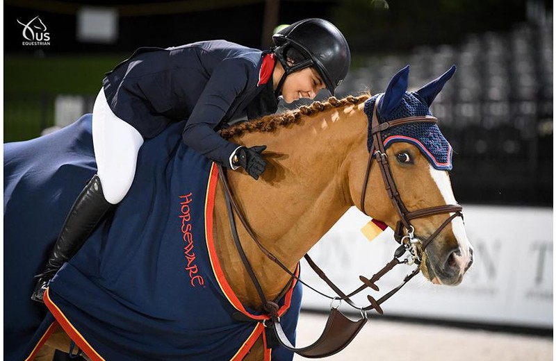 De jonge Amerikaanse amazone Violet Lindemann-Barnett en Picobello Choppin-P.C.